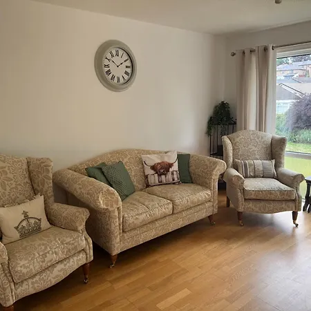 Cosy 2-bed First Floor In Apartment *